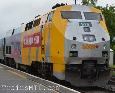 Locomotive VIA919 right side with Canada 150 colors/ coté droit avec couleurs Canada 150